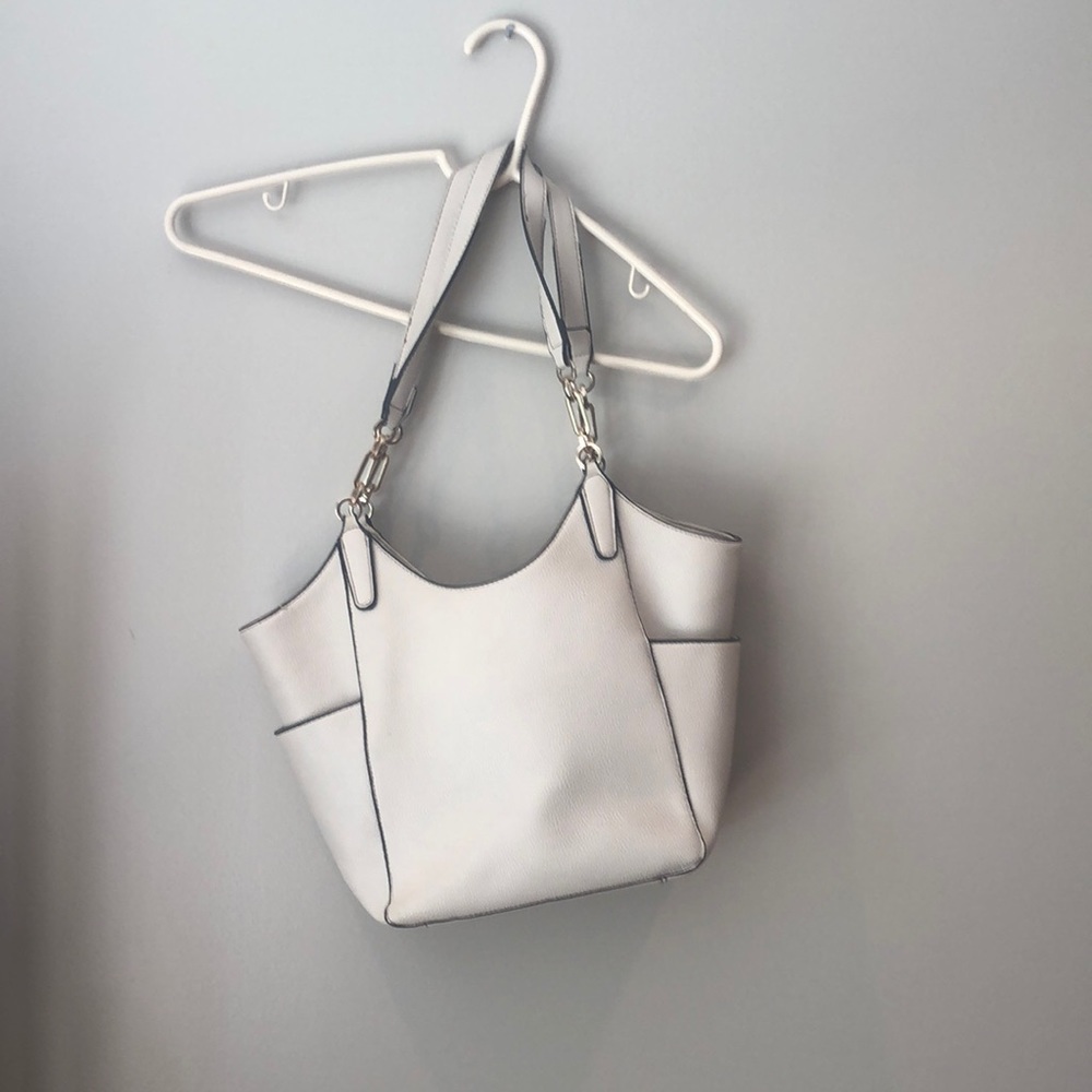 Cream colored purse lots of pockets